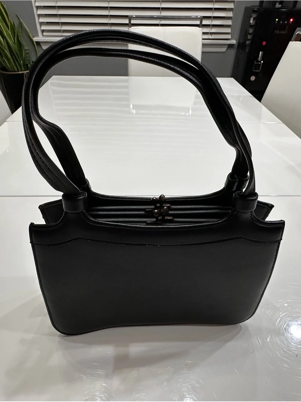 Vintage Vera Neumann Black Textured Vinyl Kiss-Lock Handbag - Vibrant Red Lining